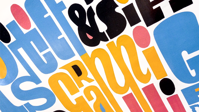 foto van typografische poster met 8 eigenschappen