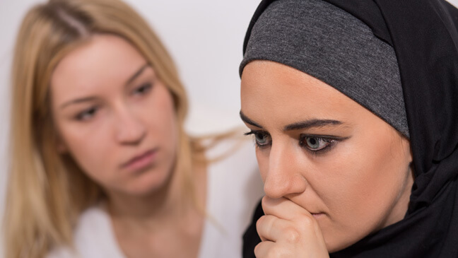 vrouw probeert te spreek met moslima