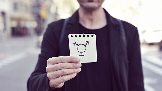 persoon met transgender teken vast