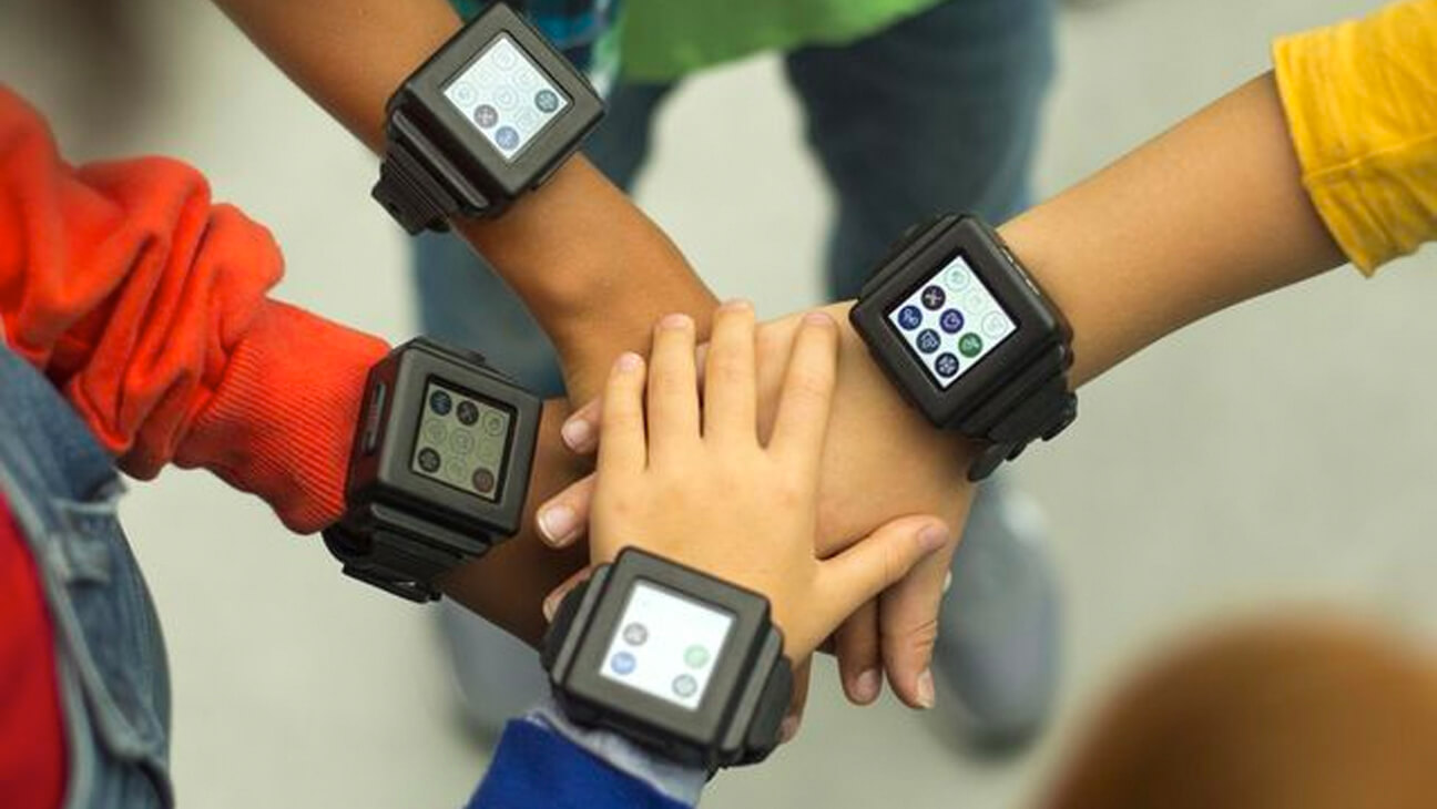 4 handen met een horloge