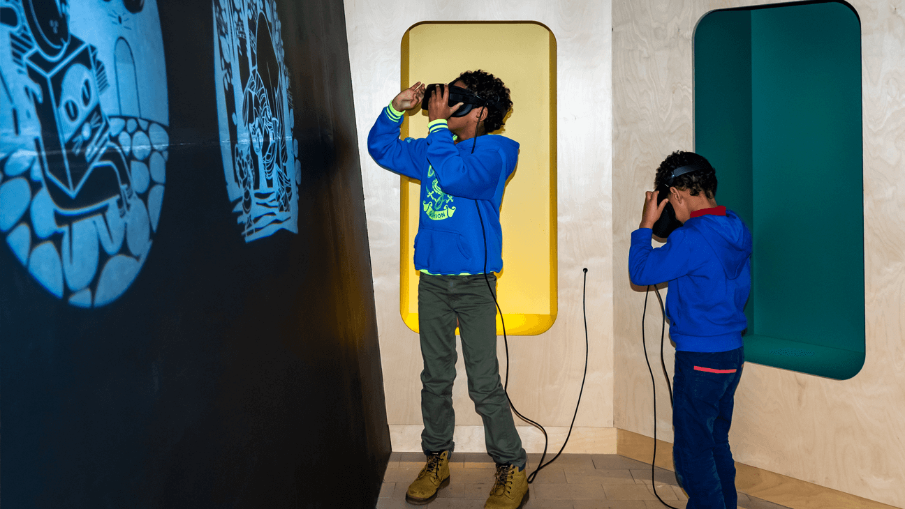 2 jongens met een VR-bril