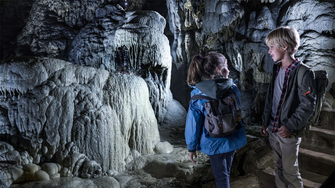 Meisje en jongen in de Grotten van Han